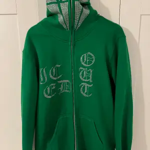 Grön rhinestone hoodie som det står ”ICED OUT” på med en stor fin diamant på ryggen:)
