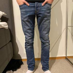 Säljer dessa snygga Jack n Jones jeans med en schysst tvätt. Storlek 29/32 