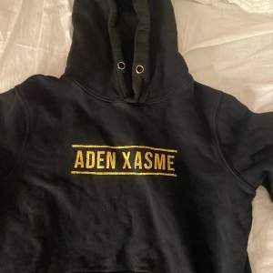  Aden&Asme hoodie, från deras merch. Storlek S men passar XS och M