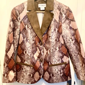 Vintage Amy Vermont blazer - Härlig vintage  kavaj i konstläder! I nyskick! Stl 38