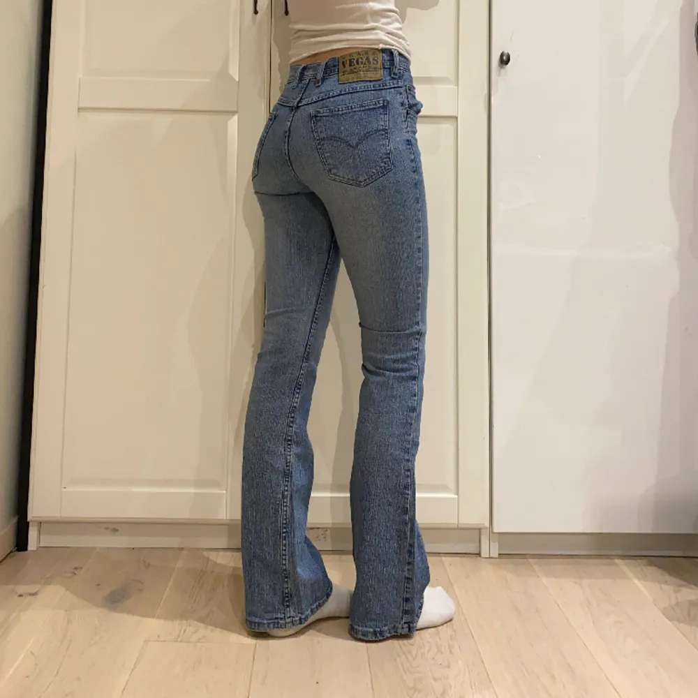 stretchiga o vintage tvätt😍 midja 34 (hög midja) o innerben 80 cm! . Jeans & Byxor.