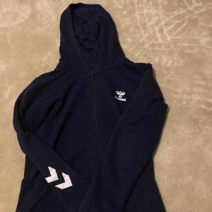 Zip hoodie - Snygg zip hoodie från Hummel. Passar 164 och mindre. Skriv i dm för frågor.