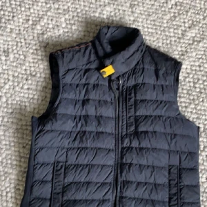 Parajumper väst - Säljer nu denna Parajumper väst då jag köpte den för 3200 kr på NK. Som ni ser är ju den nästan helt ny, såklart är den äkta och tror jag kanske kan leta fram något kvitto om det krävs. Kontakta för frågor eller mer bilder.(pris kan diskuteras)