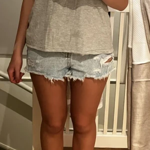 Zara shorts  - Jättefina Jeans shorts, köpta på Plick men var tyvärr försmå. OBS lånade bilder! Fråga om egna bilder.’💞