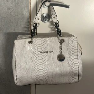 Michael Kors-väska - Michael kors väska- vit. Säljer då den inte kommer till användning. Fin och bra skick på den.  Dm om ni är intresserade🤗💗🤝