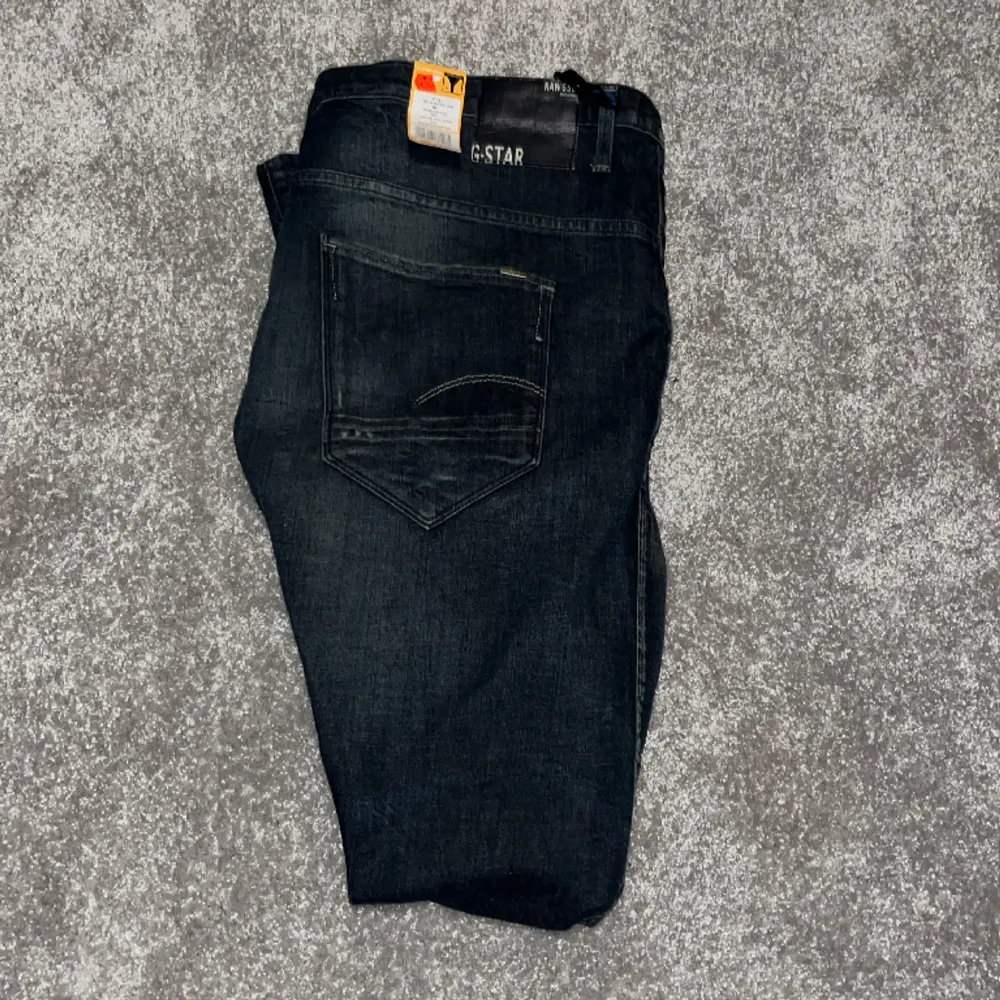 Tja. Säljer nu dessa sprillans nya g star raw jeans med tags kvar. Färgen på dessa jinz är lite ljusare än på bilderna och har sköna naturliga revor. Nypriset ligger på ca 2000kr men säljer dessa för endast 549kr. Tveka inte att ställa några frågor . Jeans & Byxor.