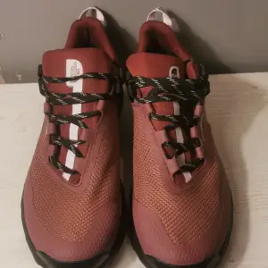 Helt ny skor använt.  Märke The Face North Storlek 41, 27 cm  Färg Vinröd