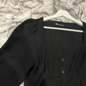 Svart sommarklänning - Säljer en jättefin, tunn, svart sommarklänning från Zara i stl. M. Aldrig använd och säljer för 100kr+frakt. (Kan i vissa fall mötas upp)😊