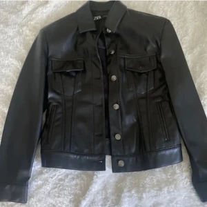 Skinnjacka nyskick!  - Oanvänd, som ny! Endast testad. Super fin inköptes från zara xs! 