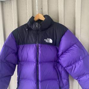 North face jacka som inte har kommit till så mycket användning utan har mest hängt i garderoben. I väldigt bra skick. Bara att fråga om fler bilder behövs:)