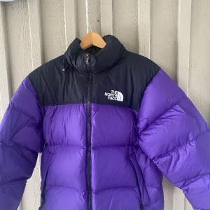 The North Face Nuptse - North face jacka som inte har kommit till så mycket användning utan har mest hängt i garderoben. I väldigt bra skick. Bara att fråga om fler bilder behövs:)