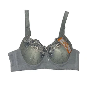 Spets bh - Så fin spets bh i en grå/blå färg. Helt ny och aldrig använt. Breda band både över axlarna och på ryggen vilket gör den väldigt bekväm. Jag är oftast en b-kupa för referens. 🩷
