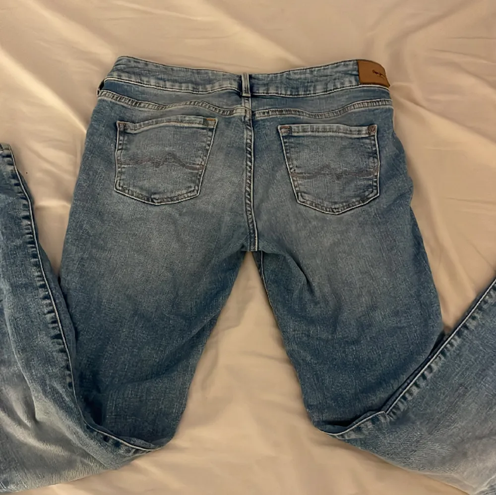 Jättefina pepe jeans köpta second hand. Jättebra skick.  De står waist 28 i byxorna men skulle säga att dem passar S kanske M tillome❤️. Jeans & Byxor.