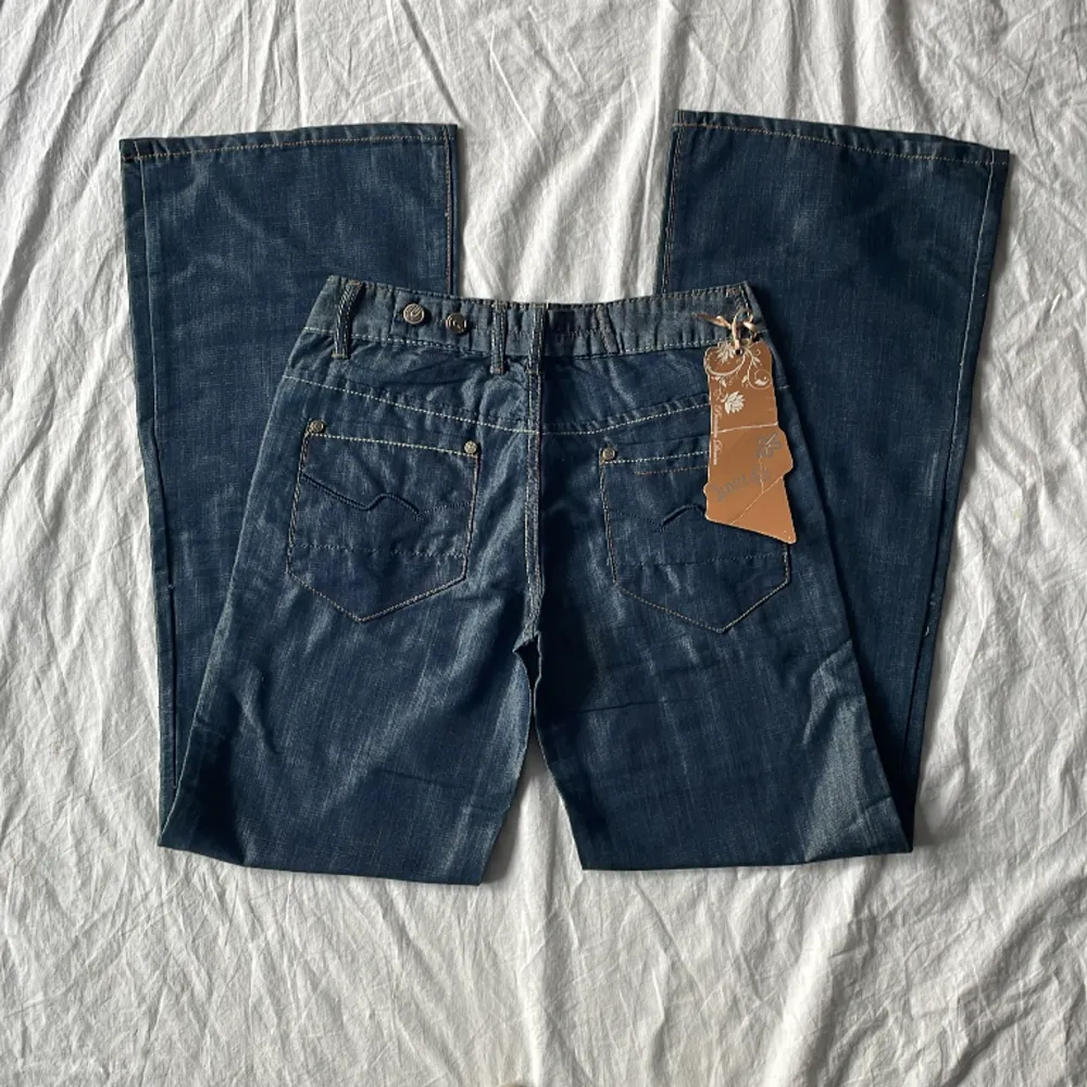 Nya med lapp kvar, ser ut som jeans men tunnare material! Mått: midjemått rakt över 36 grenhöjd 19,5 benöppning 25 Innerbenslängd 80cm🫶. Jeans & Byxor.