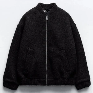 Zara jacka - Jätte fin jacka! Säljer eftesom jag tyckter den är lite liten på mig. Men jätte fin och bra kvalitet. 