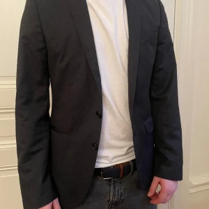 Zara kavaj - Kavaj ifrån zara med gråa stripes Skick 9/10 Classic fit