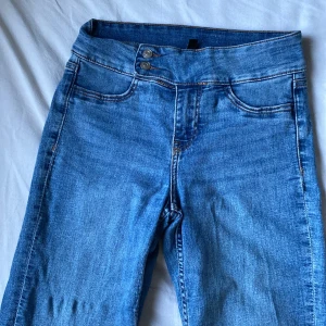 Jeans - Jättesnygga och oanvända jeans från hm älskar verkligen dom här två knapparna som sitter där framme använt väldigt få gånger 