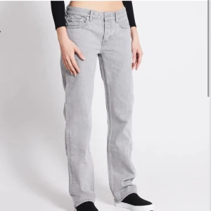 Gråa ”Icon” jeans lågmidjade - Skriv till mig innan du trycker på köp nu!!  Jeansen är från Lager 157 i den populära modellen ”icon”. Säljer dessa då de tyvärr är för stora på mig. Jeansen är i super bra skick och har inga defekter. 🌺  Pris kan diskuteras! 💞
