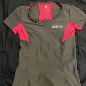 Träningströja - Använd fåtal gånger. Den formar midjan och är o storlek xxs men skulle säga att den passar som xs och s eventuellt m. Säljer för 150kr