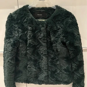 Grön pälsjacka - Grön fusk- pälsjacka från Vera och Moda i storlek Xs💚