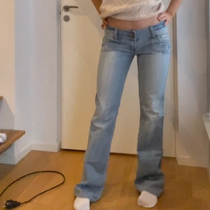 Ljusblå jeans - Storlek M, totala längden ör 103, innerbenslängd vet jag inte riktigt men ca 84 cm, midjemåttet är 41x2