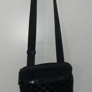 Armani axelremsväska  - Nytt skick