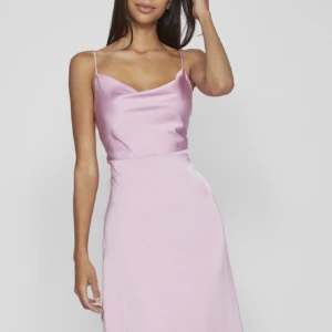 Rosa klänning - Rosa siden klänning som bara kommit till användning 1 gång. Fint skick. Köparen står för frakt!