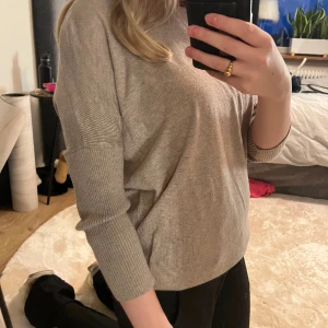 Trekvarts tröja - Säljer min fina trekvarts tröja, kanppt använd 💕
