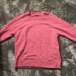 Stickad tröja - Använd 2 gånger så tröjan är i nyskick. Jätte fin och super skön! Köpt på Vero Moda för 250kr!