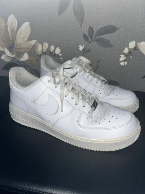 Nike Air Force 1 - Nike Air Force 1 i ganska bra skick! Men de är lite använda. Herrskor i storlek 44.  Kan även hämtas, helst i Farsta. 