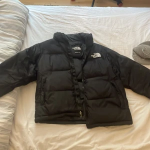 THE NORTH FACE 1996 Retro Nuptse Jacket - Storlek:M Skick:8 av 10 Köpte den ny och har knappt använt den pågrund av att den var för liten för mig. 