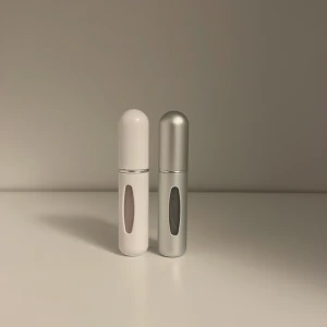 parfym dispenser - 5ml - En påfyllbar parfymbehållare. Fylls på snabbt och smidigt genom att pumpa in parfym från botten. Volym: 5ml.