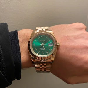 Seiko arabisk dial - Säljer ny seiko arabisk dial med arabisk datum , 39mm /nh34/35 original automatiskt, roseguld färg på bandet, fråga om du vill ha mer bilder . Priset kan diskuteras 