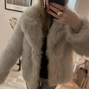 Pälsjacka - Skitsnygg pälsjacka😍😍 använd men i gott skick