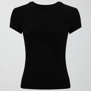 Bas tröja - Säljer denna bas t shirten från Gina i deras soft touch kollektion, säljer pågrund av att jag borde tagit större storlek då ddn sitter lite för tight för min smak, helt ren nästan aldrig använd