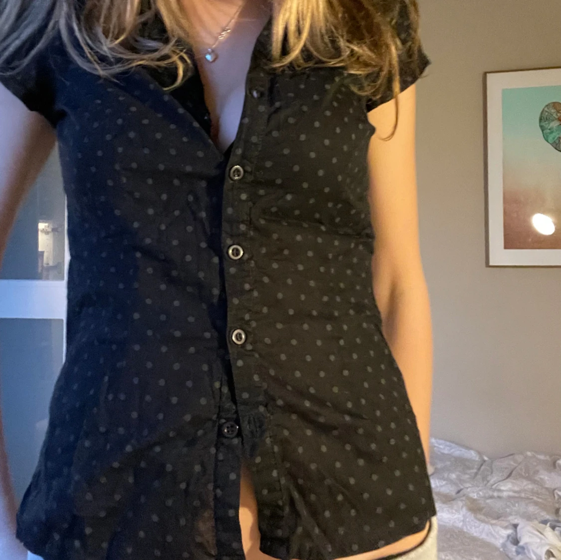 Söt svart prickig blus - 91