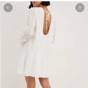 Klänning - Så fin studentklänning!!! Slutsåld på Nakd. Klänningen är i storlek 34. Är osäker på om jag ska sälja den, men kom med bud!🤍skriv för privata bilder