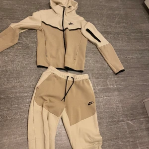 Nike tech tracksuit - I ett okej skick, väldigt sällsynt denna färg