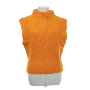 Orange väst från Zara - Helt oanvänd orange stickad väst från zara 💞Sitter ganska tajt, kontakta mig om du vill se bild på!