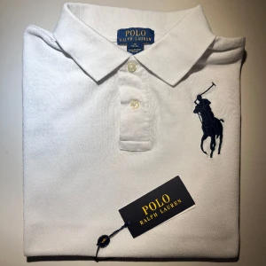 Ralph Lauren Piké  - Riktigt snygg Ralph Lauren piké i riktigt bra skick:(9/10). Den är sparsamt använd och nypris är 895 kr. Snygg nu till vår och sommar. Passar storlek Xs i vuxenstorlek. Köp fler i min profil och få mängdrabatt och fri frakt. Skriv för frågor! //Carl