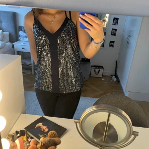 Festtopp - Snygg festtopp från shein i jättefint skick 💕 