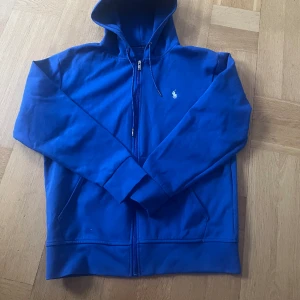 Polo Ralph Lauren hoodie - Ralph lauren hoodei, köpt för 1500, jag säljer den pågrund av att jag är i behov av pengar. Mycket bra skick  pris går att diskutera 
