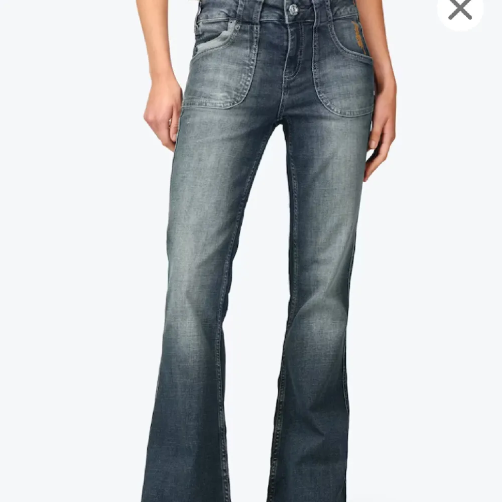 Sjukt snygga jeans från BDG Urban outfitters storlek w28 L32 nypris cirka 900. Sjukt snygga fickor fram och detaljer på fickorna!❤️. Jeans & Byxor.