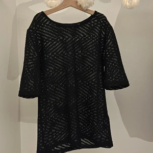 Genomskinlig tröja  - Säljer min söta topp från Vero Moda eftersom den inte kommer till användning längre💗är i storlek M men passar mig som är s/xs💗 skriv för fler bilder/ frågor💕