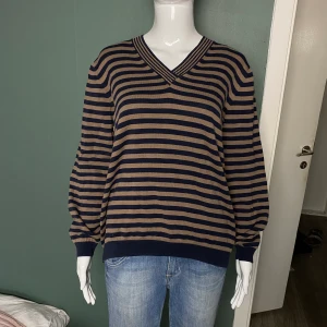 Tröja  - Storlek XL, från Olé WomansWear. Bruna & mörkblå, nästan svarta ränder. 100% bomull. 