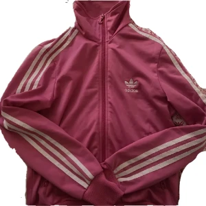 adidas zip up💓 - säljer en jättegullig rosa adidas zip up då den tyvärr ej kommer till användning :( den är använd endast några gånger men har tumhål klippta🤍 annars i väldigt bra skick, står ej storlek men passar mig väldigt fint som brukar ha XS-S (bild 3) 💋