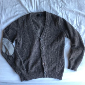 Stickad kofta Filippa K - Jättefin och skön stickat kofta från Filippa K!