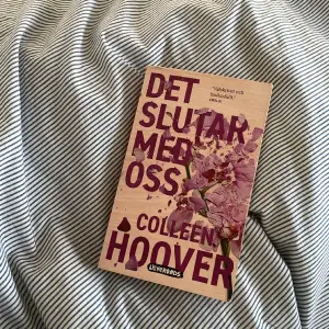 Säljer denna boken som Collen Hoover har skrivit💓har själv läst den och den är superbra!