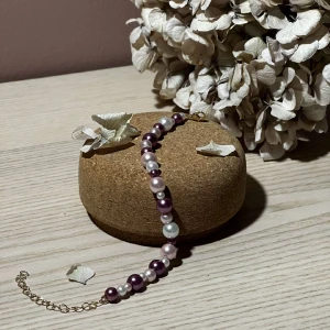 Armband - Indigo  - Detta armband är en tolkning av vårt populära armband Eleonore, men denna gång är det med lila. Extremt vackert och passar till alla outfits. Detta armband har en kedja i guldplätering.  Namn: Indigo Längd: Hela 24 cm, Pärlor 15,5 cm