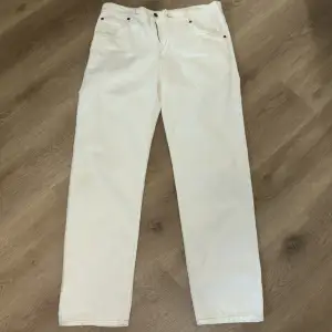 W30 L32. Vita jeans från LEE X hm. Fet Glo gang vibe eller bara typ preppy/grisch.